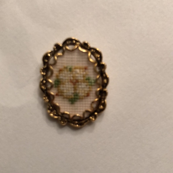 Vintage Petit Point Needlepoint Gold Tone Lapel Pin Hat Pin Brooch - #420 - Picture 5 of 5